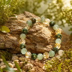 Le bracelet de l'abondance Hestaly posé sur un rocher